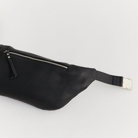 EARLY, MAX HIPBAG, BLACK, OLIVE TANNED LEATHER, MADE IN GERMANY, SUSTAINABLE DESIGN, FAIR FASHION, BUM BAG, BIG HIPBAG